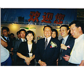 2003年公司領(lǐng)導(dǎo)與全國人大常委會副委員長成思危合影留念