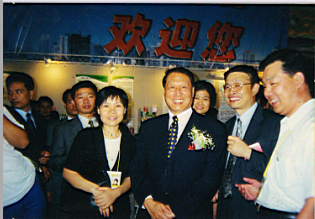 2003年公司領(lǐng)導(dǎo)與全國(guó)人大常委會(huì)副委員長(zhǎng)成思危合影留念